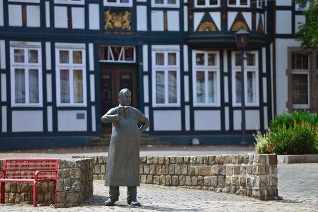 Bierbrauer-Statue vor einem Fachwerkhaus auf Wittinger Marktplatz.