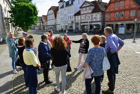 Eine Gästeführer mit einer Gruppe in der Gifhorner Altstadt.