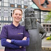 Katharina Hoffmann Frau mit verschränkten Armen neben der Bierbrauer-Statur.