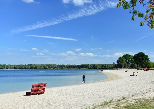 Palettenmöbel am Strand am Tankumsee in Isenbüttel.
