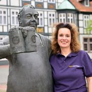 Andrea Hüneke Frau nimmt Bierbrauer-Statue in den Arm.