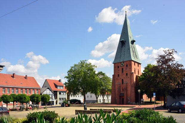 Marktplatz Wittingen mit Kirche und Häusern.