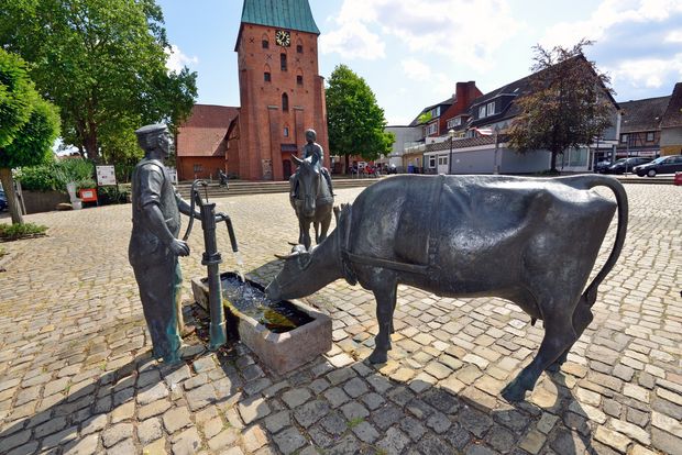 Ackerbürger-Statue auf Marktplatz Wittingen vor der Kirche.
