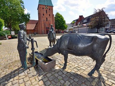 Ackerbürger-Statue auf Marktplatz Wittingen vor der Kirche.