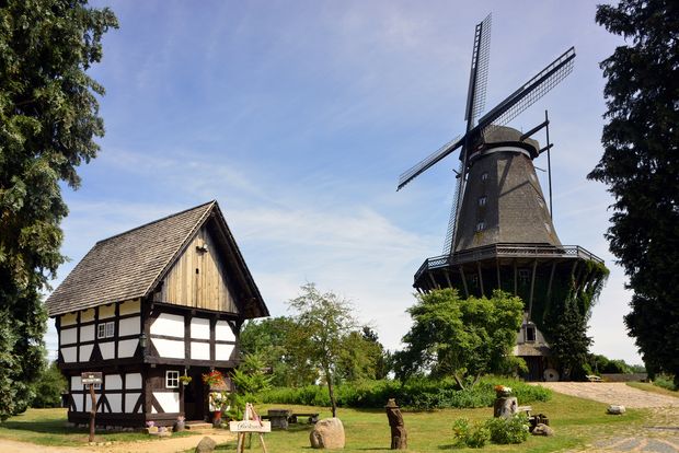 Graue Sanssouci-Mühle und Fachwerkspeicher im Internationalen Mühlenmuseum Gifhorn.
