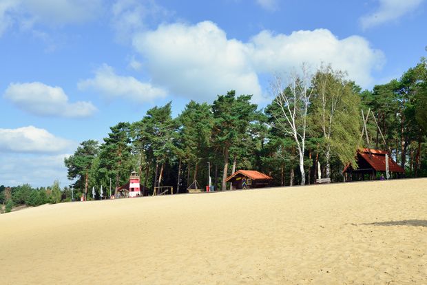 Strand und Bäume am Bernsteinsee bei Gifhorn.