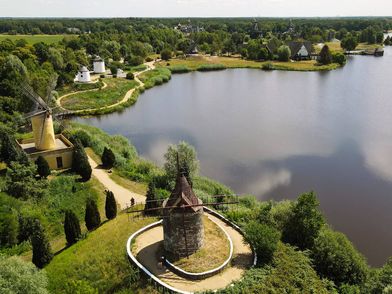 Luftbild mit Mühlen und Mühlensee Internationales Mühlenmuseum Gifhorn.
