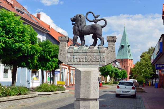 Wittinger Löwe auf einem Podest an der Einfahrt zur Altstadt.