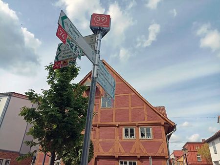 Armwegweiser Radwegenetz mit Einschüben für Logos und Knotenpunkthütchen in der Wittinger Altstadt. 