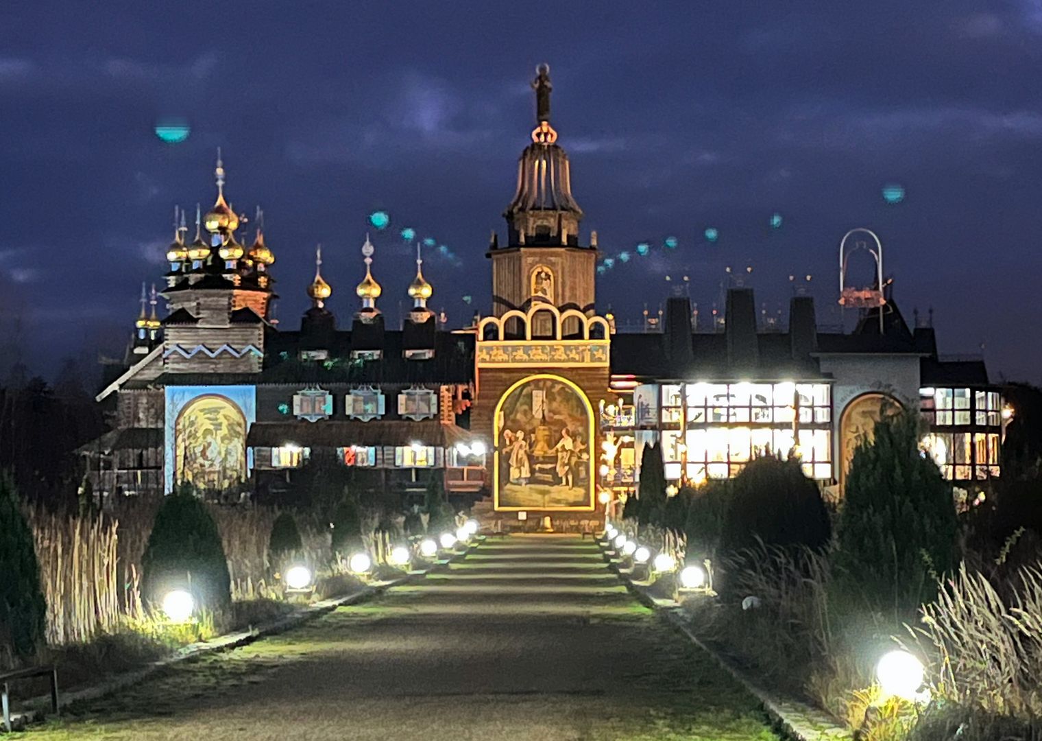 Glockenpalast in Gifhorn mit weihnachtlicher Beleuchtung