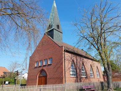 Aussenansicht der St. Johanniskirche in Tülau mit ihren besonderen Fenstern