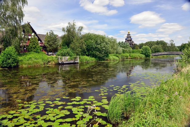 Fluss Ise mit begrüntem Ufer am Gifhorner Mühlenmuseum.