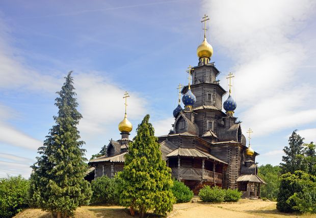 Russische Basilika mit Bäumen in Gifhorn. 