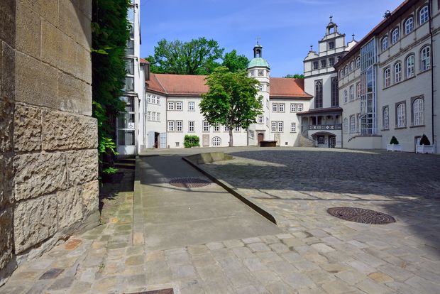 Innenhof des weißen Gifhorner Welfenschlosses