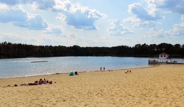 Strand und Wasser am Bernsteinsee bei Gifhorn.