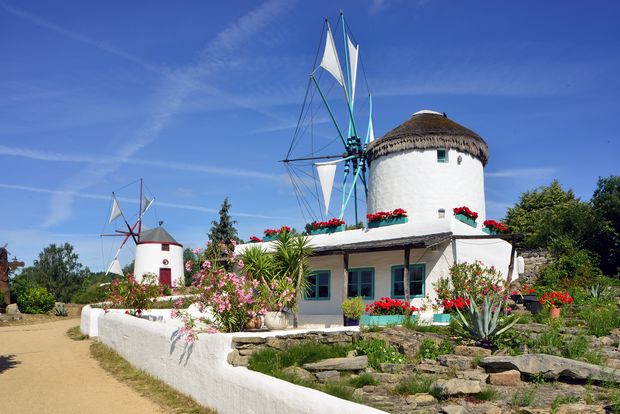 Weiße griechische und portugiesische Mühle im Internationalen Mühlenmuseum Gifhorn.