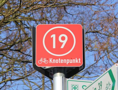 Knotenpunkthütchen mit der Nummer 19 in weiß auf roten Untergrund.