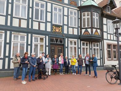 Personengruppe vor dem Stackmannschen Haus in Wittingen.
