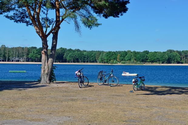 Zwei Fahrräder am Strand des Takumsees.