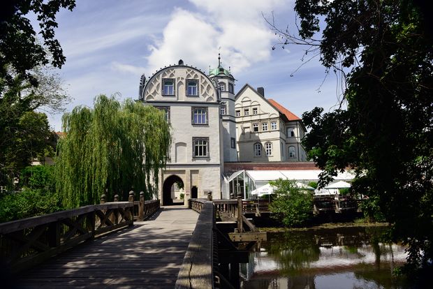 Holzbrücke und weißes Welfenschloss Gifhorn.