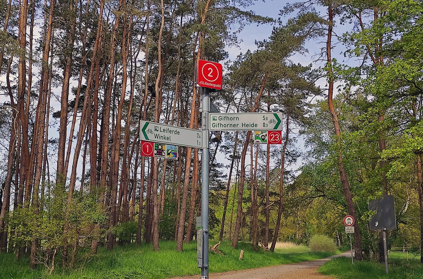 Armwegweiser Radwegenetz mit Einschüben für Logos und Knotenpunkthütchen. 