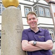 Jörn Pache Mann lehnt mit verschränkten Armen an einer Säule