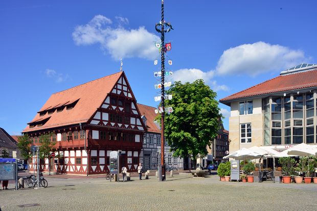 Gifhorner Marktplatz mit Maibaum, Gebäude altem Rathaus und neuem Rathaus.