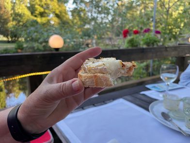 Brotscheibe wird mit einer Hand ins Bild gehalten