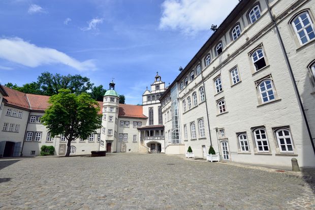 Innenhof des weißen Gifhorner Welfenschlosses